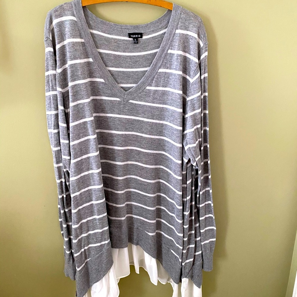Torrid Grey and white Tunic, size 5